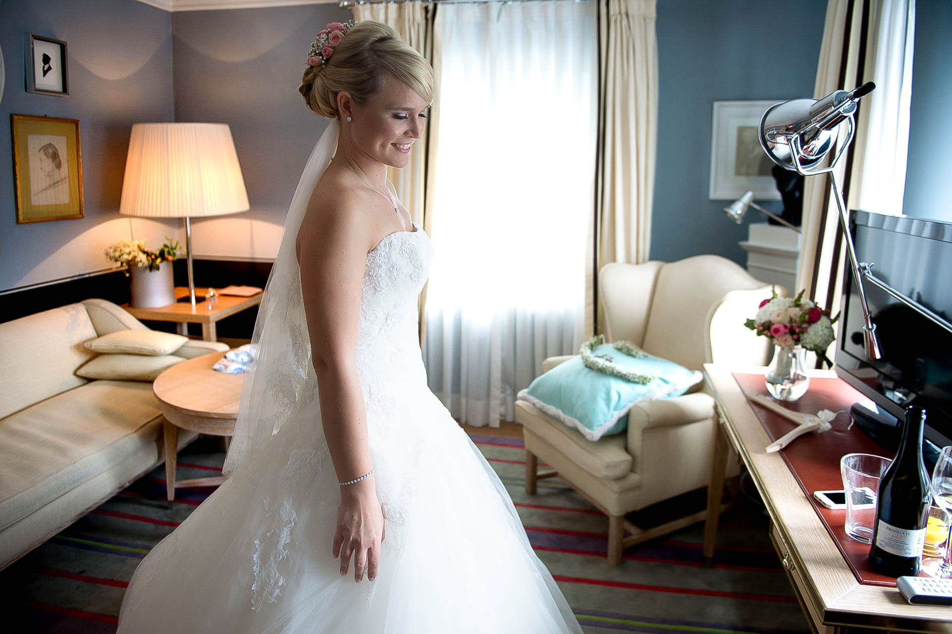Ein Braut beim getting ready in den Heidelberg Suits